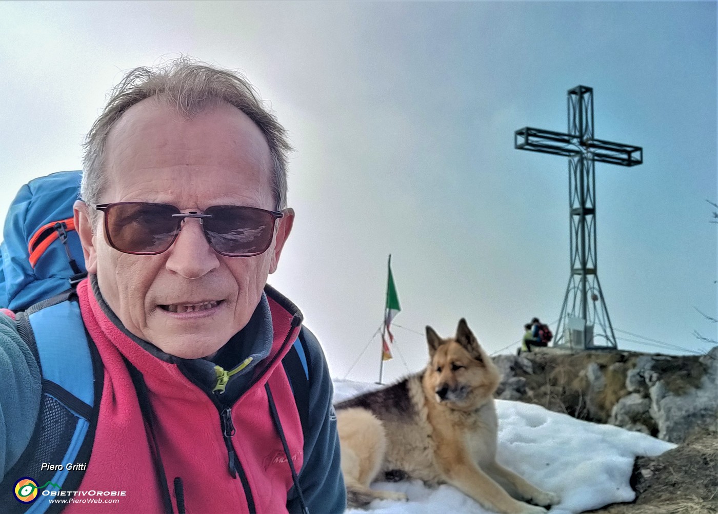 73 Riposo sul fresco della neve alla bella croce di vetta della Cornagera.jpg